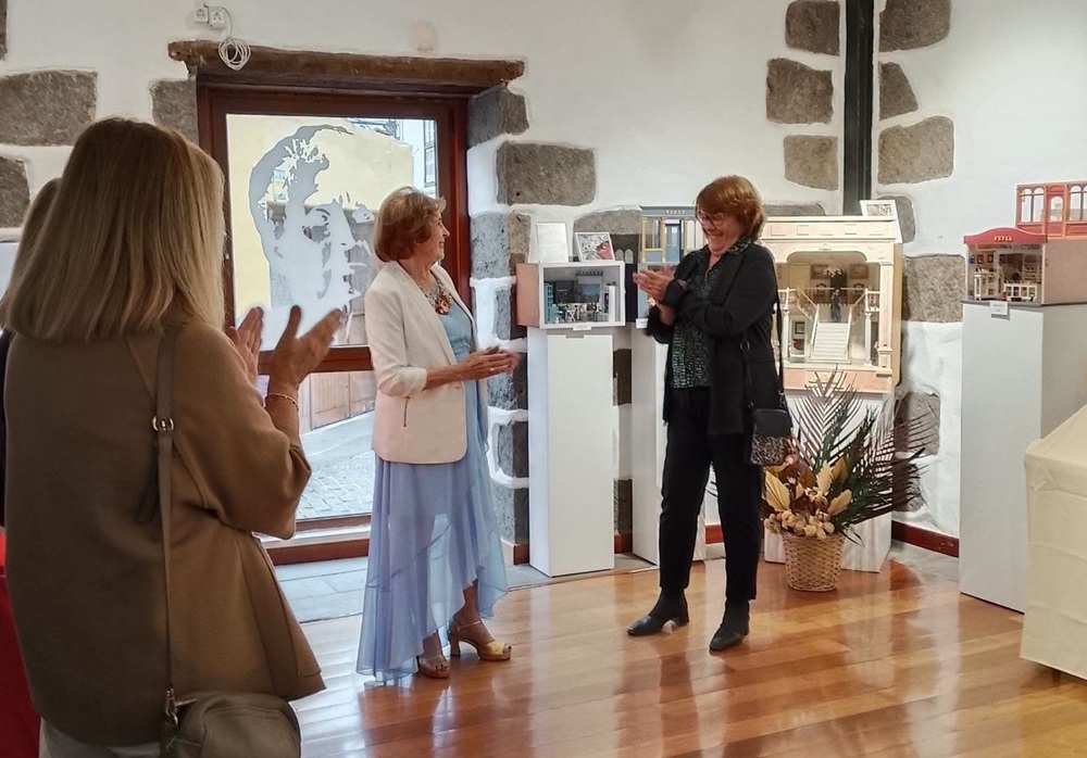 La concejal de ANDO Sataute, Adelina Fernández Manrique de Lara, en la inauguración de una exposición.