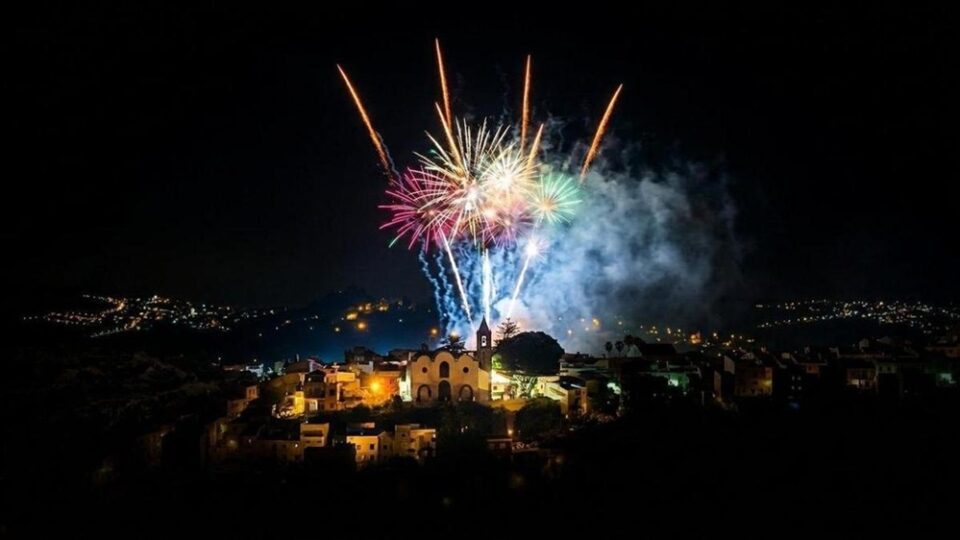 Imagen de la Villa de Santa Brígida durante la exhibición de fuegos artificiales de bajo impacto