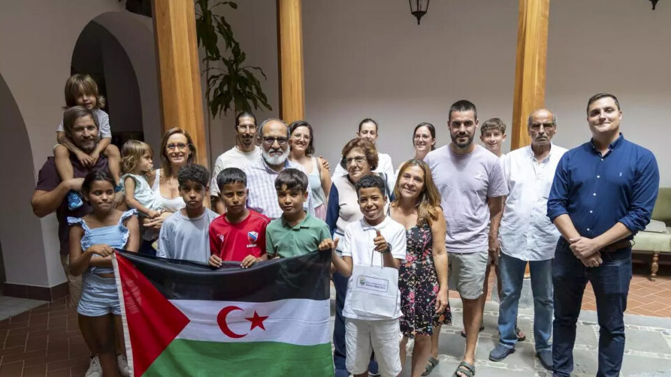 Un momento de la recepción del concejal de Solidaridad a los niños y niñas saharauis con las familias de acogida